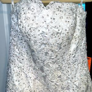 New wedding dress.Color white.Size women 18.This ball gown style is mesmerizing.